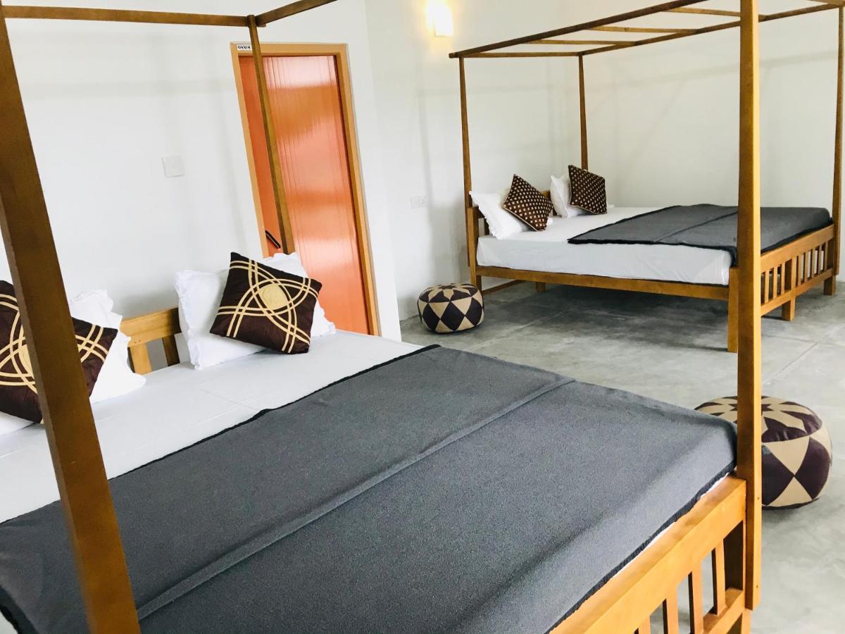 Montes Ella Bed & Breakfast ภายนอก รูปภาพ