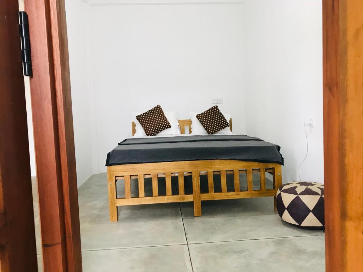 Montes Ella Bed & Breakfast ภายนอก รูปภาพ