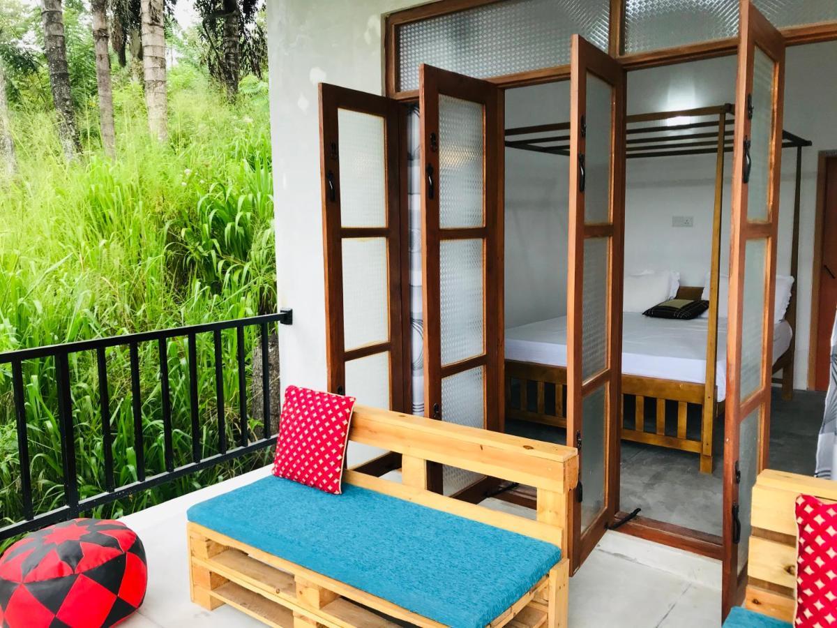 Montes Ella Bed & Breakfast ภายนอก รูปภาพ