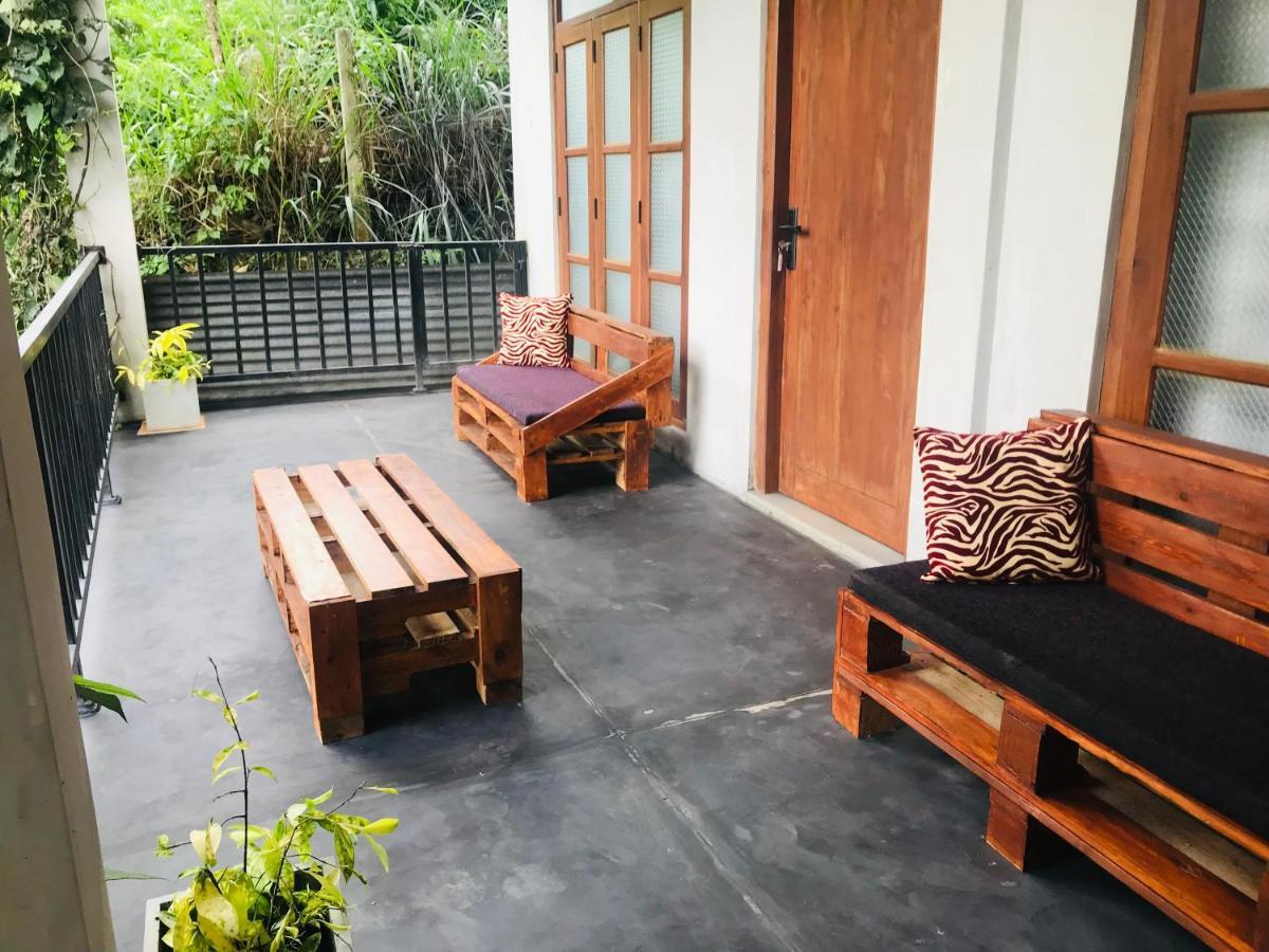 Montes Ella Bed & Breakfast ภายนอก รูปภาพ