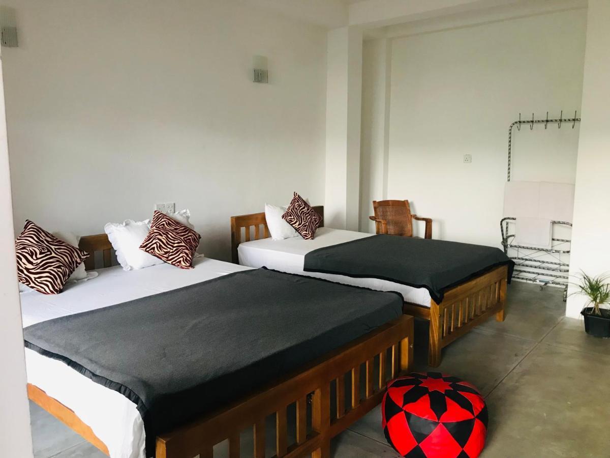 Montes Ella Bed & Breakfast ภายนอก รูปภาพ