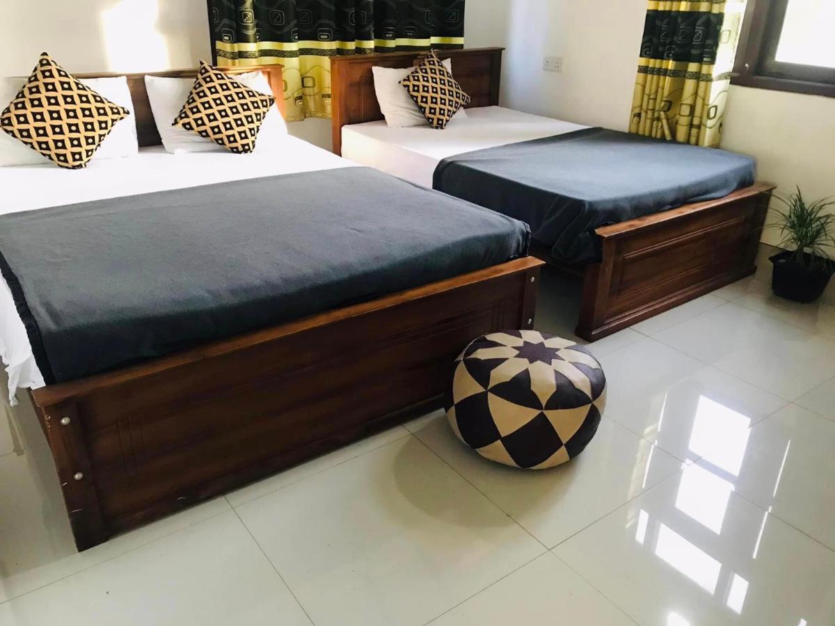 Montes Ella Bed & Breakfast ภายนอก รูปภาพ