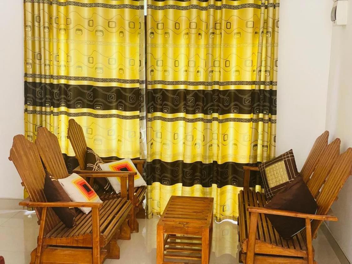 Montes Ella Bed & Breakfast ภายนอก รูปภาพ