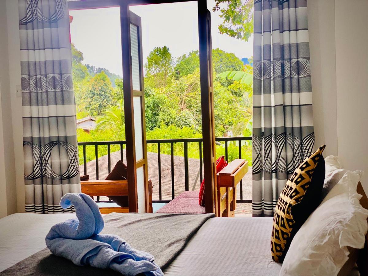 Montes Ella Bed & Breakfast ภายนอก รูปภาพ