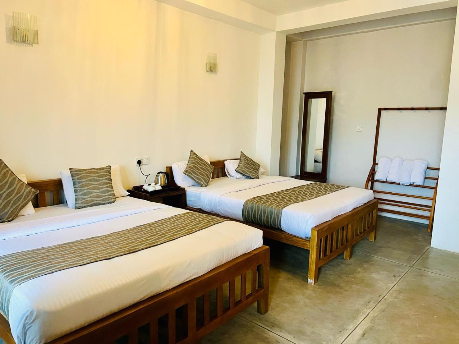 Montes Ella Bed & Breakfast ภายนอก รูปภาพ