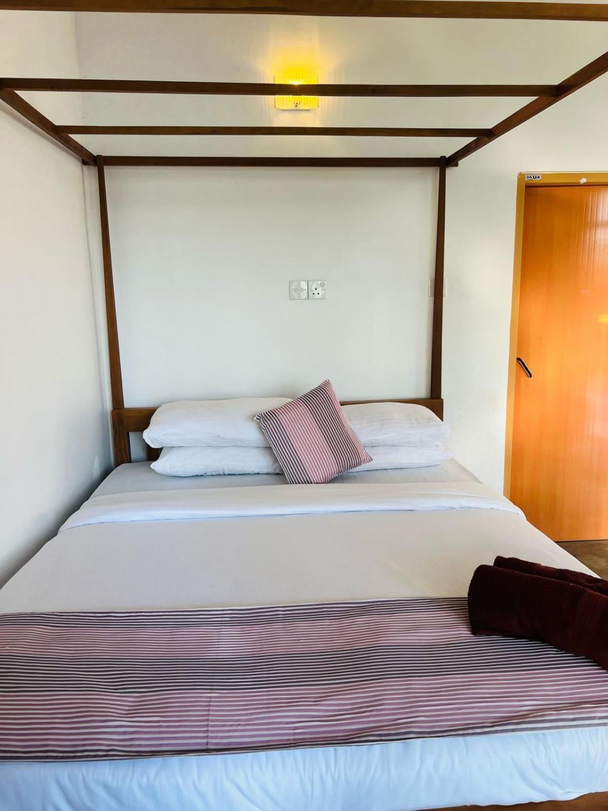 Montes Ella Bed & Breakfast ภายนอก รูปภาพ