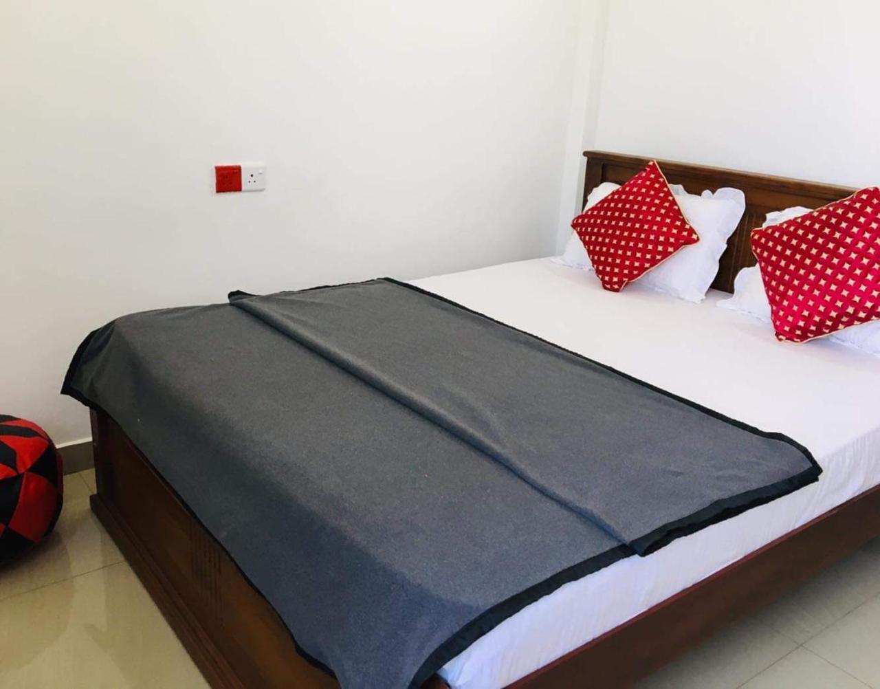 Montes Ella Bed & Breakfast ภายนอก รูปภาพ